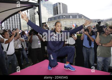 Atleta francese Pascal Martinot-Lagarde in arrivo alla Gare de Lyon il 18 agosto 2014 a Parigi. La squadra nazionale francese di atletica ha vinto 23 medaglie al Campionato europeo di atletica di Zurigo la scorsa settimana. Foto di Jerome Domine/ABACAPRESS.COM Foto Stock