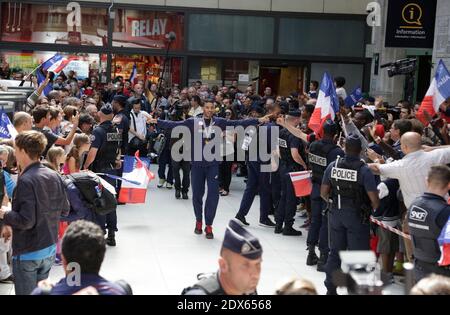 Atleta francese Mahiedine Mekhissi accolto dalla folla quando arriva alla Gare de Lyon a Parigi, in Francia, il 18 agosto 2014. La squadra nazionale francese di atletica ha vinto 23 medaglie al Campionato europeo di atletica di Zurigo la scorsa settimana. Foto di Jerome Domine/ABACAPRESS.COM Foto Stock