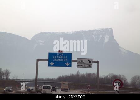 Panneaux : A43 Lione Grenoble Chambéry et Sortie 22 Montmélian. Sur l'autostrada A43 en direzione di Chambéry Foto Stock