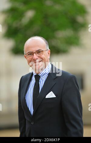 Il Ministro degli interni Bernard Cazeneuve arriva al palazzo presidenziale Elysee a Parigi, Francia, prima di una riunione settimanale del gabinetto. Il presidente francese Francois Hollande il 27 agosto ha installato un ex banchiere e alleato come ministro dell'economia in un rimpasto di emergenza visto come l'"ultima possibilità" di far uscire la Francia dalla più grande crisi della sua presidenza. Hollande ha preso tutti fuori guardia con la nomina di Emmanuel Macron, un ex banchiere Rothschild di 36 anni e architetto della politica economica del presidente. Foto di Christian Liegi/ABACAPRESS.COM Foto Stock