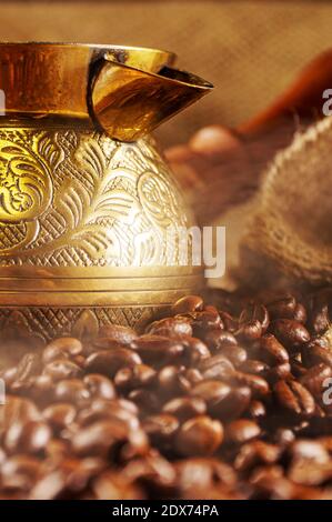 Cezve d'oro con caffè appena tostato. Foto Stock