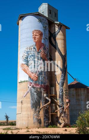 La silo art di Fintan Magee a Patchewollock, Victoria, raffigura il contadino locale Nick 'Noodle' Hulland Foto Stock