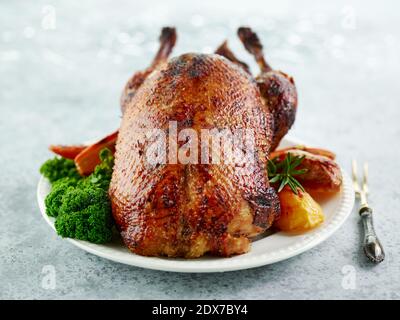 arrosto di anatra appena tostato su piatto bianco Foto Stock