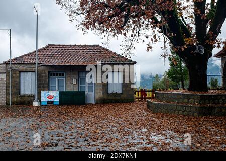 Tzoumerka, Epiro, Grecia - 15 dicembre 2017: Autunno sul pavimento Foto Stock