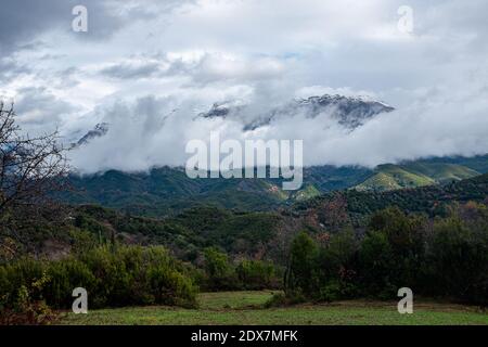 Tzoumerka, Epiro, Grecia - 15 dicembre 2017: Una giornata nuvolosa autunnale sulla montagna Foto Stock