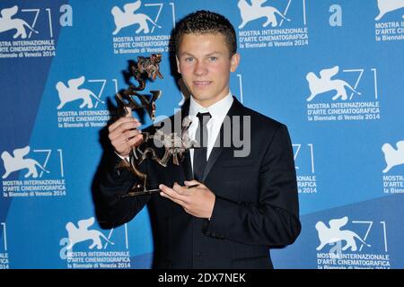 L'attore Romain Paul si pone con il suo premio come miglior giovane attore o attrice durante il 71° Festival Internazionale del Cinema di Venezia, il 06 settembre 2014 a Venezia, Italia. Foto di Aurore Marechal/ABACAPRESS.COM Foto Stock