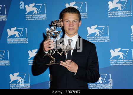 L'attore Romain Paul si pone con il suo premio come miglior giovane attore o attrice durante il 71° Festival Internazionale del Cinema di Venezia, il 06 settembre 2014 a Venezia, Italia. Foto di Aurore Marechal/ABACAPRESS.COM Foto Stock
