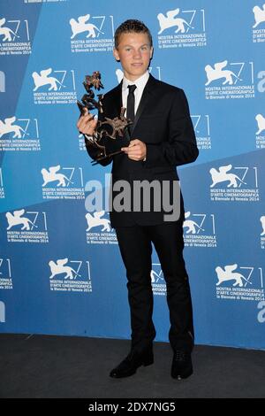 L'attore Romain Paul si pone con il suo premio come miglior giovane attore o attrice durante il 71° Festival Internazionale del Cinema di Venezia, il 06 settembre 2014 a Venezia, Italia. Foto di Aurore Marechal/ABACAPRESS.COM Foto Stock