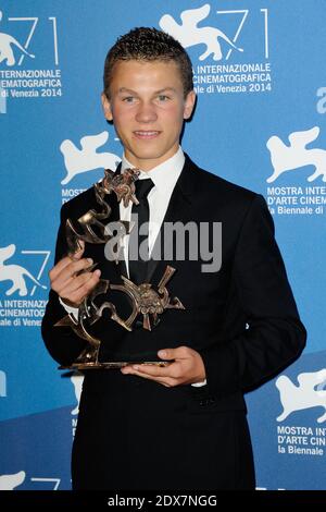 L'attore Romain Paul si pone con il suo premio come miglior giovane attore o attrice durante il 71° Festival Internazionale del Cinema di Venezia, il 06 settembre 2014 a Venezia, Italia. Foto di Aurore Marechal/ABACAPRESS.COM Foto Stock