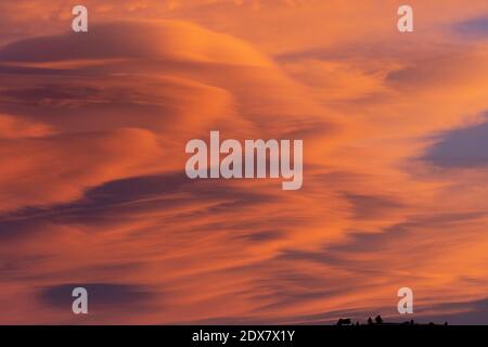 Splendide nuvole lenticolari adornano le Montagne Rocciose su un magnifico tramonto invernale del Colorado. Foto Stock