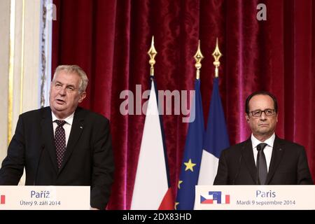 il presidente francese François Hollande attende l'arrivo del presidente della Repubblica ceca Milos Zeman prima del loro incontro al Palazzo Elysee di Parigi, in Francia, il 9 settembre 2014. Foto di Stephane Lemouton/ABACAPRESS.COM Foto Stock