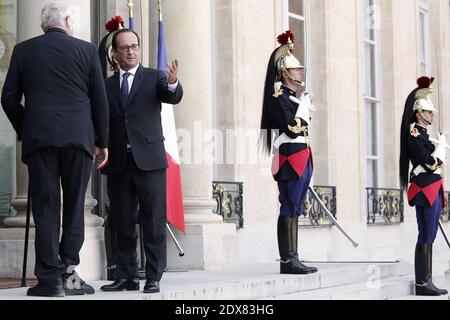 il presidente francese François Hollande attende l'arrivo del presidente della Repubblica ceca Milos Zeman prima del loro incontro al Palazzo Elysee di Parigi, in Francia, il 9 settembre 2014. Foto di Stephane Lemouton/ABACAPRESS.COM Foto Stock