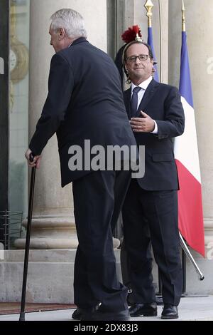 il presidente francese François Hollande attende l'arrivo del presidente della Repubblica ceca Milos Zeman prima del loro incontro al Palazzo Elysee di Parigi, in Francia, il 9 settembre 2014. Foto di Stephane Lemouton/ABACAPRESS.COM Foto Stock