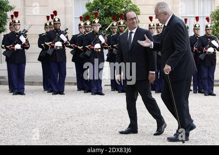 il presidente francese François Hollande attende l'arrivo del presidente della Repubblica ceca Milos Zeman prima del loro incontro al Palazzo Elysee di Parigi, in Francia, il 9 settembre 2014. Foto di Stephane Lemouton/ABACAPRESS.COM Foto Stock