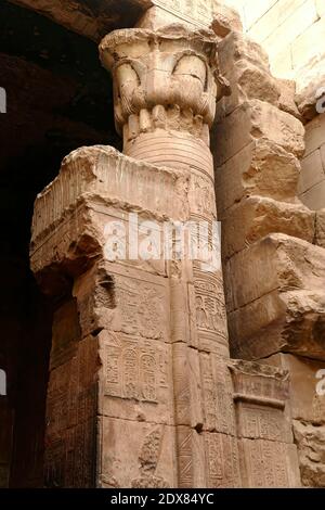 EDFU, EGITTO - MAR 14, 2020 - antiche incisioni di faraoni, dèi egiziani e geroglifici sulle pareti interne del tempio a Edfu, Egitto Foto Stock