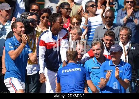 La francese Richard Gasquet festeggia con i compagni di squadra dopo aver vinto il 1-0° contro Thomas Berdych 6-3 6-2 6-3 della Repubblica Ceca nella semifinale della Tennis Davis Cup 2014 a Stade Roland-Garros, Parigi, Francia il 12 settembre 2014. Foto di Henri Szwarc/ABACAPRESS.COM Foto Stock