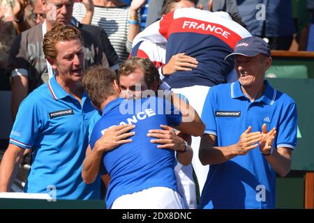 La francese Richard Gasquet festeggia con i compagni di squadra dopo aver vinto il 1-0° contro Thomas Berdych 6-3 6-2 6-3 della Repubblica Ceca nella semifinale della Tennis Davis Cup 2014 a Stade Roland-Garros, Parigi, Francia il 12 settembre 2014. Foto di Henri Szwarc/ABACAPRESS.COM Foto Stock