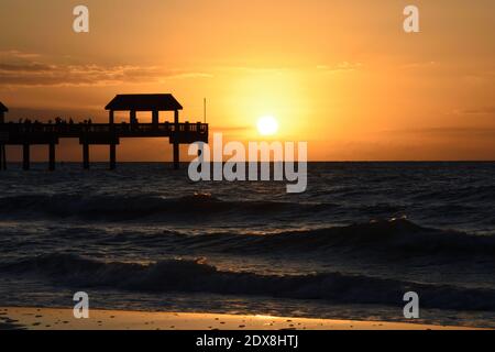 Evoluzione del tramonto nell'orizzonte dell'oceano a Clearwater Beach, Tampa, FL, USA. Silhouette del molo di pesca in primo piano. Spazio di copia. Foto tramonto 1. Foto Stock