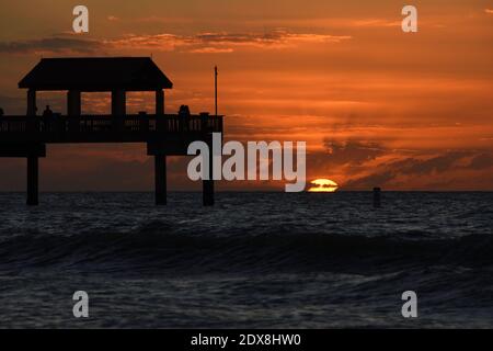 Evoluzione del tramonto nell'orizzonte dell'oceano a Clearwater Beach, Tampa, FL, USA. Silhouette del molo di pesca in primo piano. Spazio di copia. Foto del tramonto 3. Foto Stock