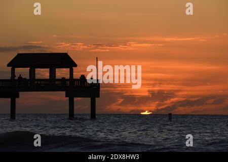 Evoluzione del tramonto nell'orizzonte dell'oceano a Clearwater Beach, Tampa, FL, USA. Silhouette del molo di pesca in primo piano. Spazio di copia. Foto tramonto 4. Foto Stock