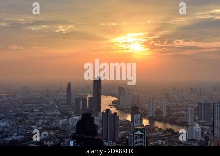 Vista aerea del paesaggio urbano di Bangkok al tramonto. Destinazione turistica della Thailandia. Foto Stock
