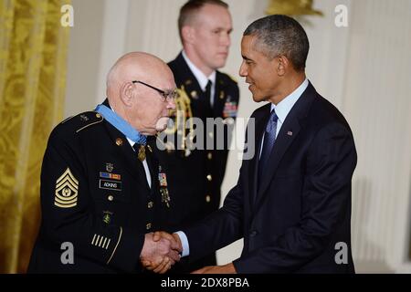 Il comandante Sergente maggiore Bennie G. Adkins riceve la Medaglia d'onore dal presidente Barack Obama per la cospicua gallantry durante una cerimonia nella stanza orientale della Casa Bianca a Washington, DC, USA, 15 settembre 2014. Foto di Olivier Douliery/ABACAPRESS.COM Foto Stock