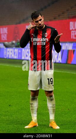 Milano. 23 dicembre 2020. L'AC Milan Theo Hernandez celebra il suo obiettivo durante una partita di calcio tra AC Milan e Lazio a Milano, Italia, 23 dicembre 2020. Credit: Xinhua/Alamy Live News Foto Stock