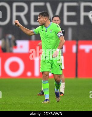 Milano. 23 dicembre 2020. L'immobile laziale Ciro celebra il suo gol durante una partita di calcio tra AC Milano e Lazio a Milano, 23 dicembre 2020. Credit: Xinhua/Alamy Live News Foto Stock