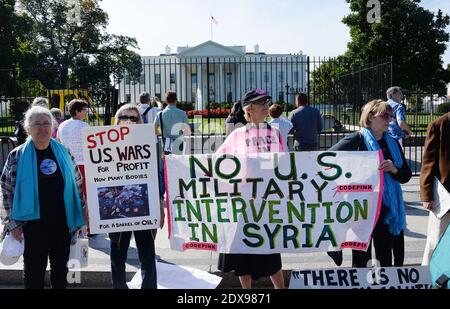 Attivisti protestano contro la guerra, la povertà e la distruzione ambientale di fronte alla Casa Bianca a Washington, DC, USA, 23 settembre 2014. Foto di Olivier Douliery/ABACAPRESS.COM Foto Stock