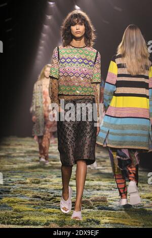 Un modello mostra una creazione per la collezione Ready-to-Wear di Van Noten Primavera-Estate 2015 a Parigi, Francia, il 24 settembre 2014. Foto di Alain Gil-Gonzalez/ABACAPRESS.COM Foto Stock