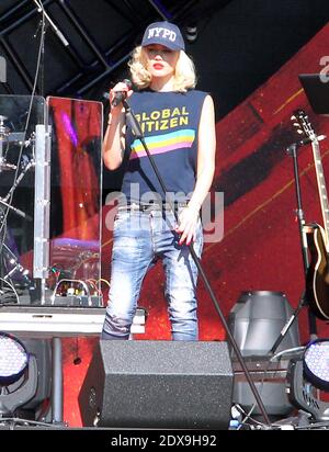Il cantante Gwen Stefani sta facendo il controllo sonoro per il concerto di domani 'Global Citizen Festival' a Central Park, New York, NY il 26 settembre 2014.Foto di Charles Guerin-Morgan Dessalles/ABACAUSA.COM Foto Stock