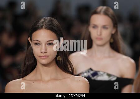 Un modello cammina sulla pista durante lo spettacolo Chalayan come parte della settimana della moda di Parigi Womenswear Primavera/Estate 2015 il 26 settembre 2014 a Parigi, Francia. Foto di Alain Gil-Gonzalez/ABACAPRESS.COM Foto Stock