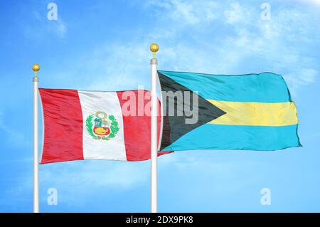Perù e Bahamas due bandiere su flagpoli e cielo blu Foto Stock