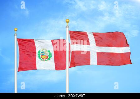 Perù e Danimarca due bandiere su paletti e cielo blu Foto Stock