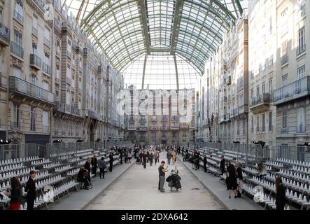 Una visione generale dell'atmosfera prima dello spettacolo Chanel come parte della settimana della Moda di Parigi Womenswear Primavera/Estate 2015 al Grand Palais di Parigi, Francia, il 30 settembre 2014. Foto di Alain Gil-Gonzalez/ABACAPRESS.COM Foto Stock