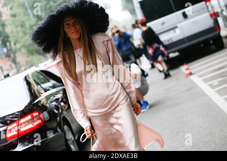 street Style, Anna dello Russo, redattore Vogue Japan, in arrivo a Giorgio Armani Ready-to-Wear Primavera-Estate 2015 show tenuto via Bergognone 59, Milano, Italia il 20 settembre 2014. Foto di Sophie Mhabille/ABACAPRESS.COM Foto Stock