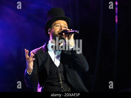 Christophe Mae, cantante francese, si esibisce ad Argeles-sur-Mer, nei pressi di Perpignan, a sud della Francia, il 10 luglio 2014. Foto di Michel Clementz/ABACAPRESS.COM Foto Stock