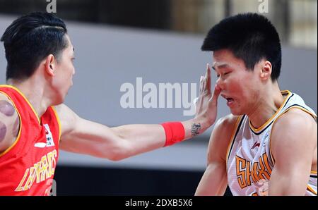 Pechino, la provincia cinese di Zhejiang. 22 dicembre 2020. Shen Zijie (L) di Shenzhen Aviators vies con Liu Guancen di Shanxi Loongs durante il 21° round match tra Shanxi Loongs e Shenzhen Aviators alla stagione 2020-2021 della Chinese Basketball Association (CBA) League a Zhuji, Provincia Zhejiang della Cina orientale, 22 dicembre 2020. Credit: Zhu Zheng/Xinhua/Alamy Live News Foto Stock