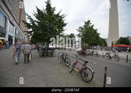 GERMANY.BERLIN - JULE 18, 2015. Traffico in città. Vita urbana, infrastrutture e commercio. Traffico stradale Foto Stock