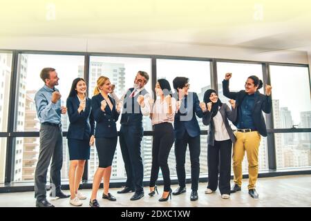 Il gruppo di lavoro di squadra della gente di affari è felice ha finito il progetto di affari di successo congratulazioni in carica Foto Stock