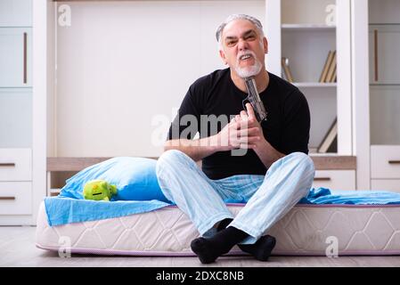 Uomo anziano in modalità depressione a casa Foto Stock