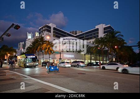 Miami Beach, Florida - 19 Dicembre 2020 - Ritz Carlton Hotel on Lincoln Road a Miami Beach, Florida di notte. Foto Stock