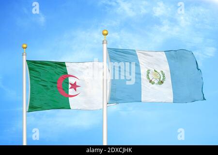 Algeria e Guatemala due bandiere su paletti e cielo blu Foto Stock