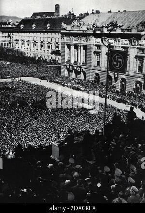 Centinaia di migliaia su Heldenplatz a Vienna il 15 marzo 1938 in occasione degli Anschluss Foto Stock