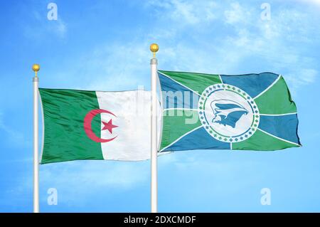 Algeria e Martinica due bandiere su paletti e cielo blu Foto Stock