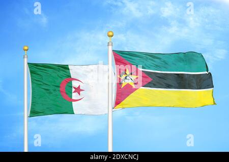 Algeria e Mozambico due bandiere su pali e cielo blu Foto Stock