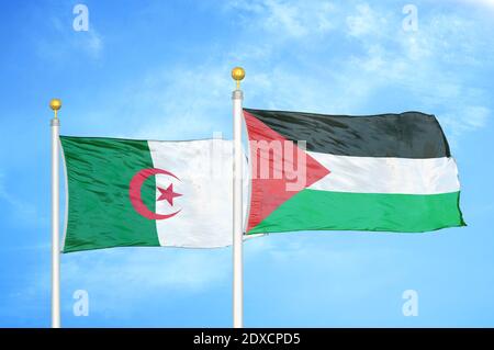 Algeria e Palestina due bandiere su paletti e cielo blu Foto Stock