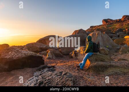 Fotografo viaggiatore sul mare Foto Stock