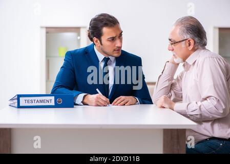 Giovane avvocato che visita l'anziano nel concetto di testamento Foto Stock