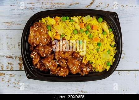 Pollo Teriyaki con riso e verdure in contenitore di plastica per alimenti. Cucina giapponese. Vista dall'alto. Foto Stock